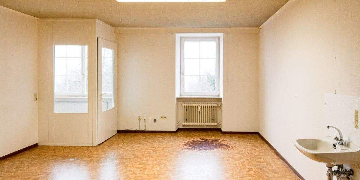 Etagenwohnung Bonndorf - 8 Zimmer, 250.000&euro; | Angebot:25695640