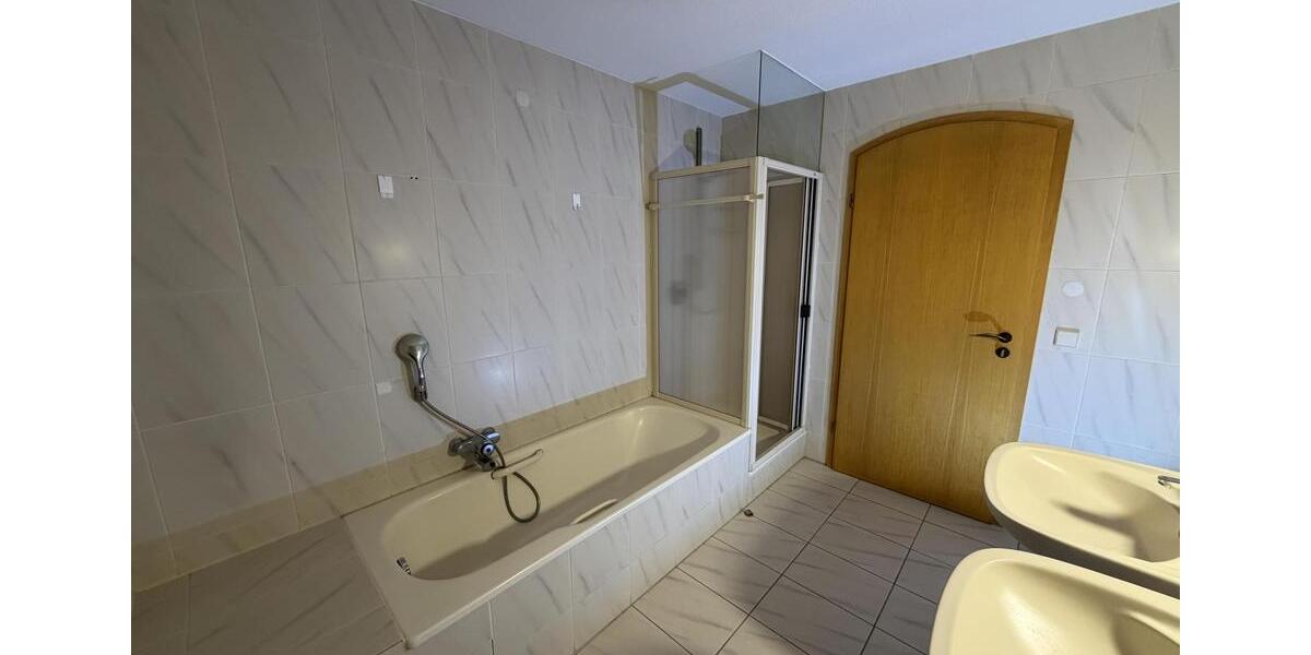 Etagenwohnung Villingen-Schwenningen Schwenningen - 3.5 Zimmer, 104 m&sup2;, 880&euro; | Angebot:24466250