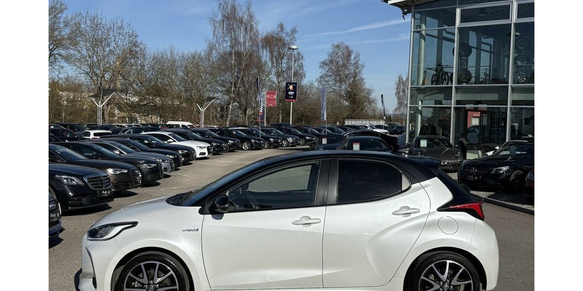 Toyota Yaris 1.5 Hybrid Black&White DAB/KAMERA/1.HAND 29.792 km 18.900 &euro; Villingen-Schwenningen 78054