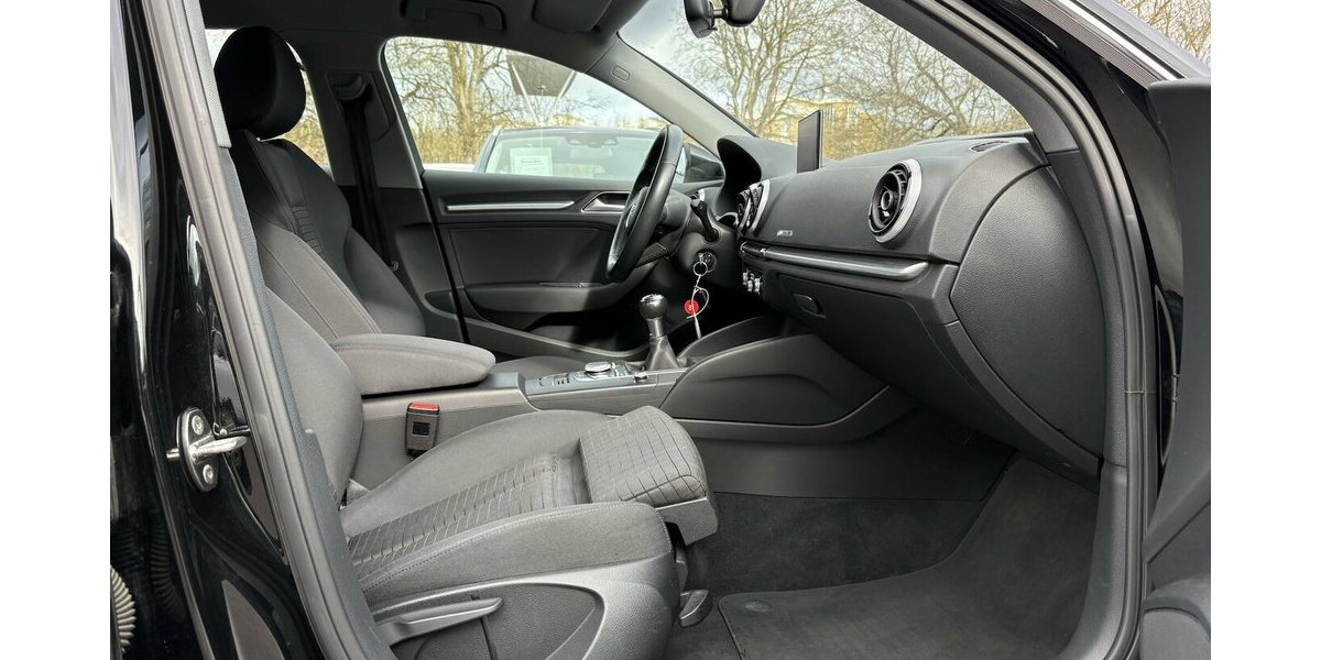 Audi A3 2.0 TDI Sportback NAVIGATION/TEMPOMAT/SHZ/PDC 141.977 km 14.800 &euro; Villingen-Schwenningen 78054