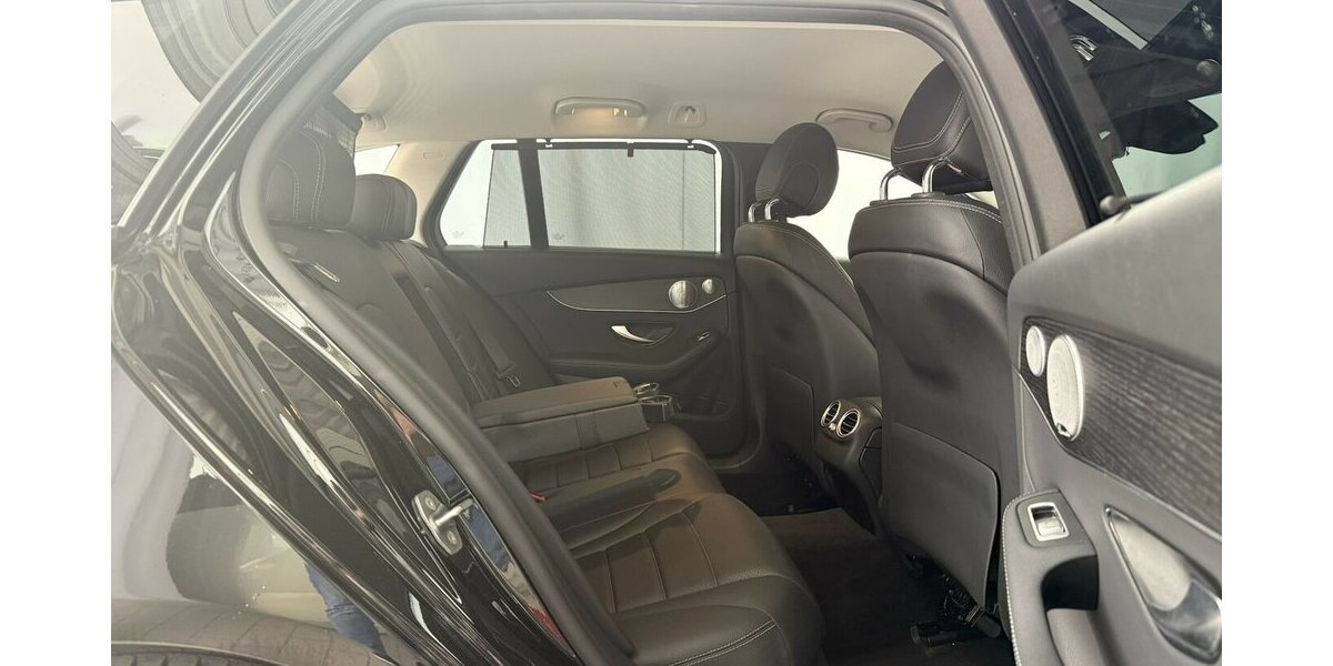 Mercedes-Benz C 180 AVANTGARDE/BURMESTER/KAMERA/HEAD UP/LEDER 72.347 km 25.900 &euro; Villingen-Schwenningen 78054