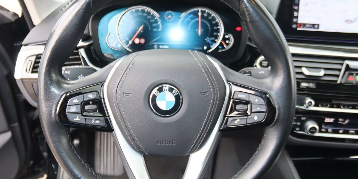 BMW 530e iPERFORMANCE/LUXURY LINE/TV/INNOVATIONS 132.551 km 25.900 &euro; Villingen-Schwenningen 78054