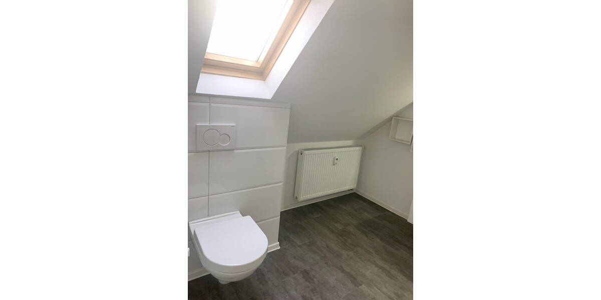 Über 6% Brutto-RENDITE, top renoviert & gut vermietet! Attraktive 2,5 Zimmer-Dachgeschosswohnung mit Stellplatz - Dachgeschoßwohnung Villingen-Schwenningen Schwenningen | Angebot:25376509