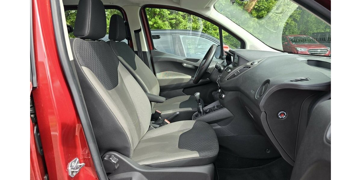 Ford Tourneo Courier 1.5 TDCI/NAVI/KAMERA/1.HAND 90.365 km 11.900 &euro; Villingen-Schwenningen 78054