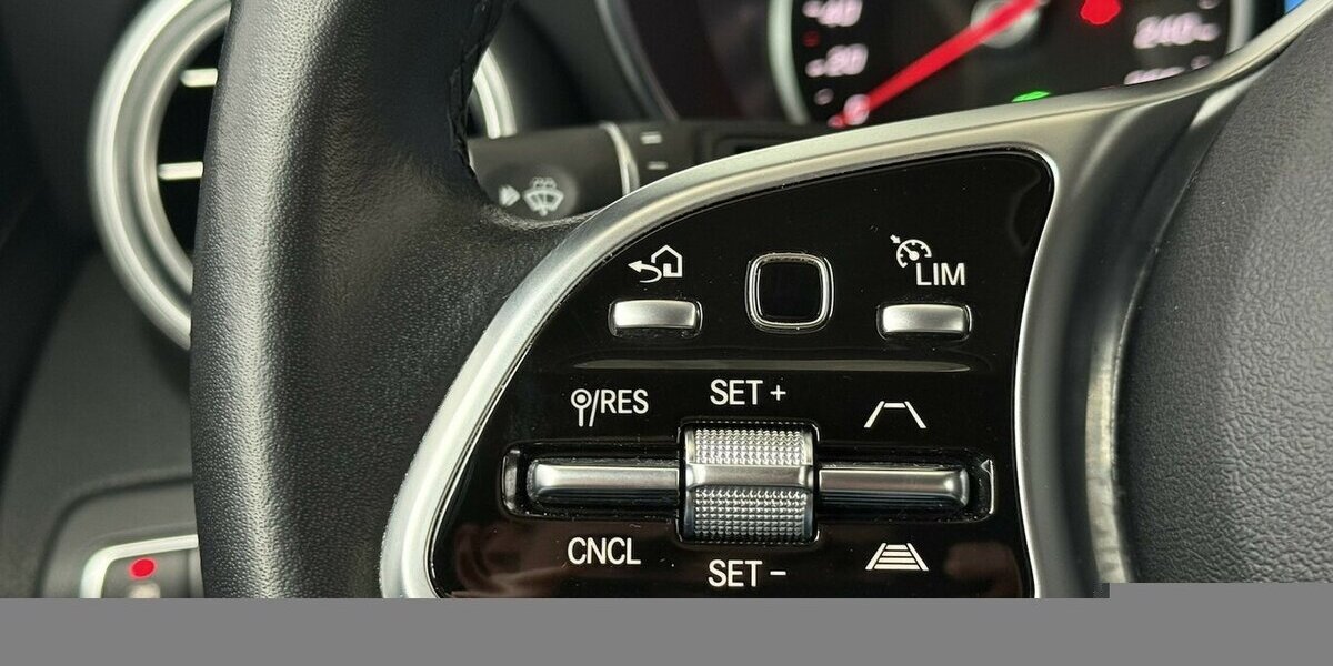 Mercedes-Benz C 180 AVANTGARDE/BURMESTER/KAMERA/HEAD UP/LEDER 72.347 km 25.900 &euro; Villingen-Schwenningen 78054