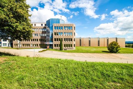 Attraktive Gewerbeimmobilie mit großer Produktionshalle & Büroflächen - Teilflächen möglich! - Gewerbeobjekt Zimmern | Angebot:22442245