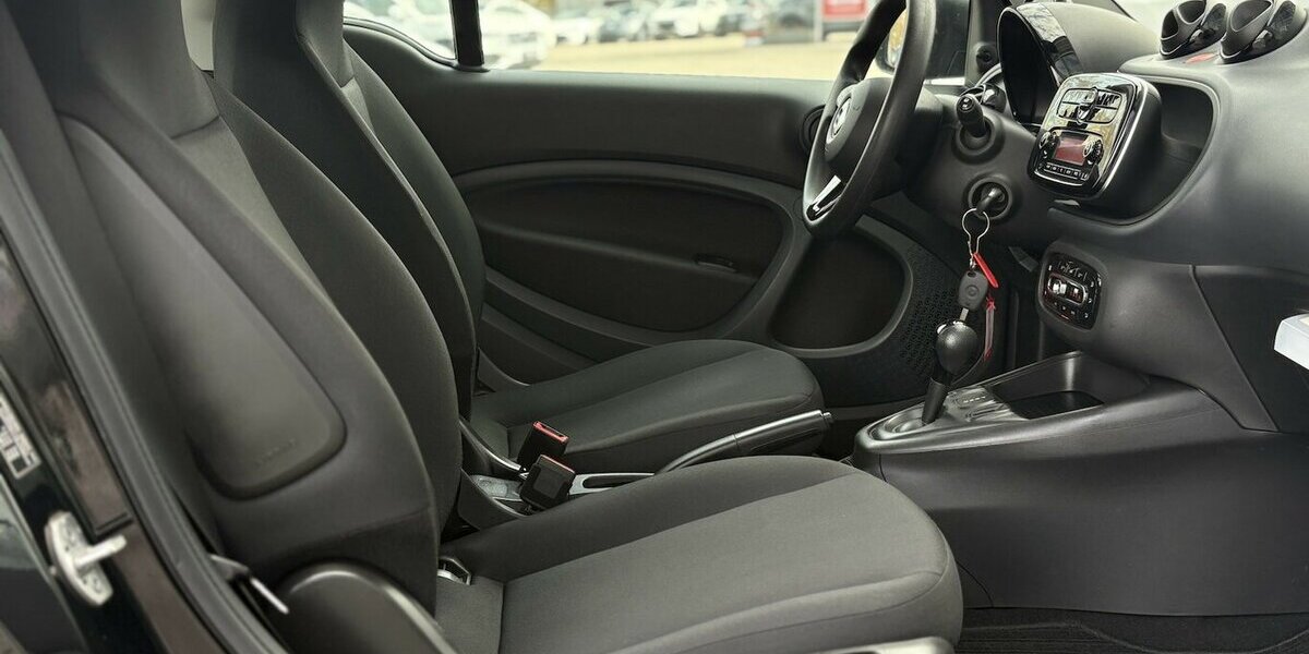 Smart ForTwo EQ Coupe SITZHEIZUNG/BLUETOOTH/ISO/1.HAND 21.989 km 9.900 &euro; Villingen-Schwenningen 78054