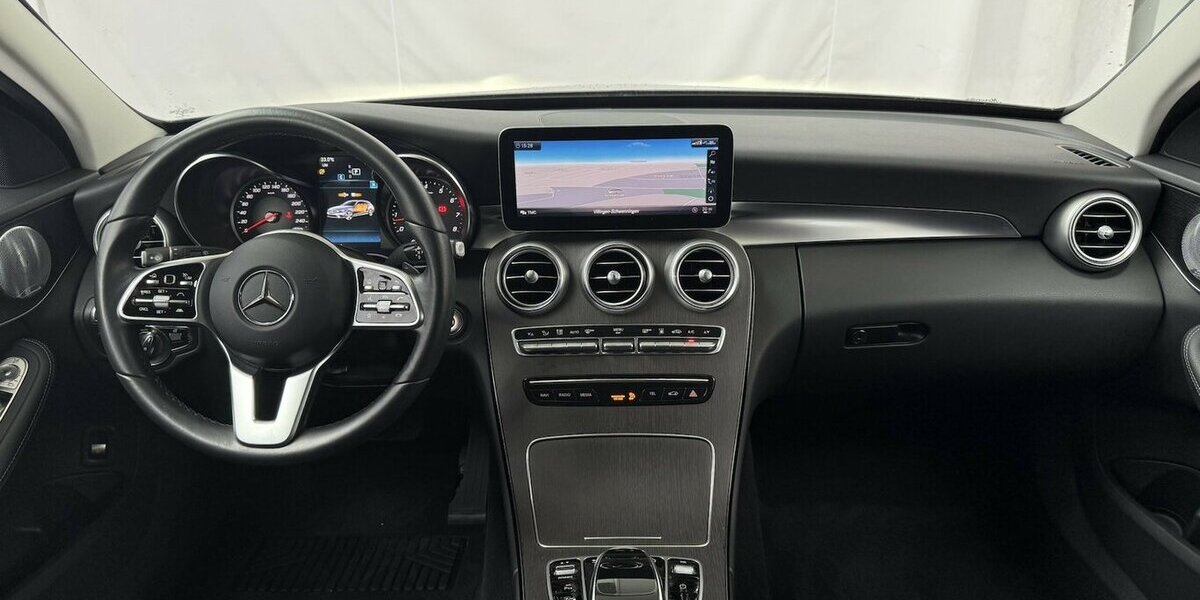 Mercedes-Benz C 180 AVANTGARDE/BURMESTER/KAMERA/HEAD UP/LEDER 72.347 km 25.900 &euro; Villingen-Schwenningen 78054