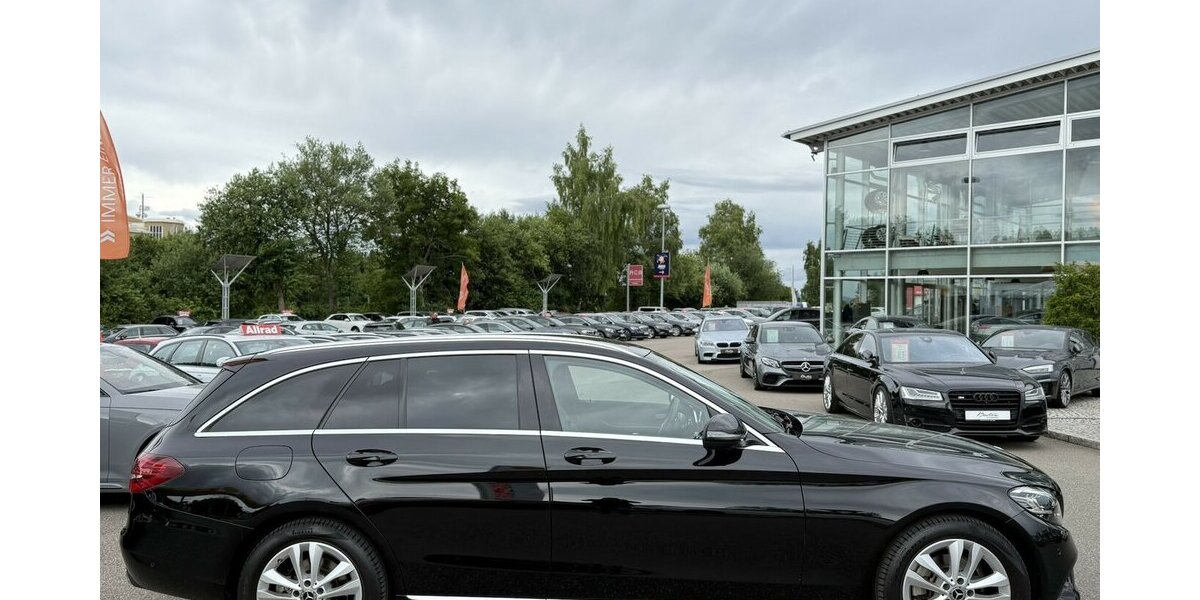 Mercedes-Benz C 180 AVANTGARDE/BURMESTER/KAMERA/HEAD UP/LEDER 72.347 km 25.900 &euro; Villingen-Schwenningen 78054