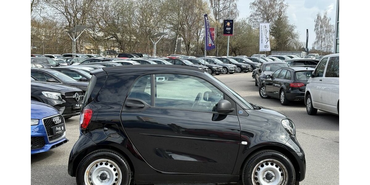 Smart ForTwo EQ Coupe SITZHEIZUNG/BLUETOOTH/ISO/1.HAND 21.989 km 9.900 &euro; Villingen-Schwenningen 78054