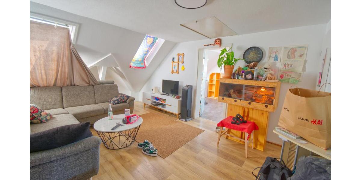 Über 6% Brutto-RENDITE, top renoviert & gut vermietet! Attraktive 2,5 Zimmer-Dachgeschosswohnung mit Stellplatz - Dachgeschoßwohnung Villingen-Schwenningen Schwenningen | Angebot:25376509