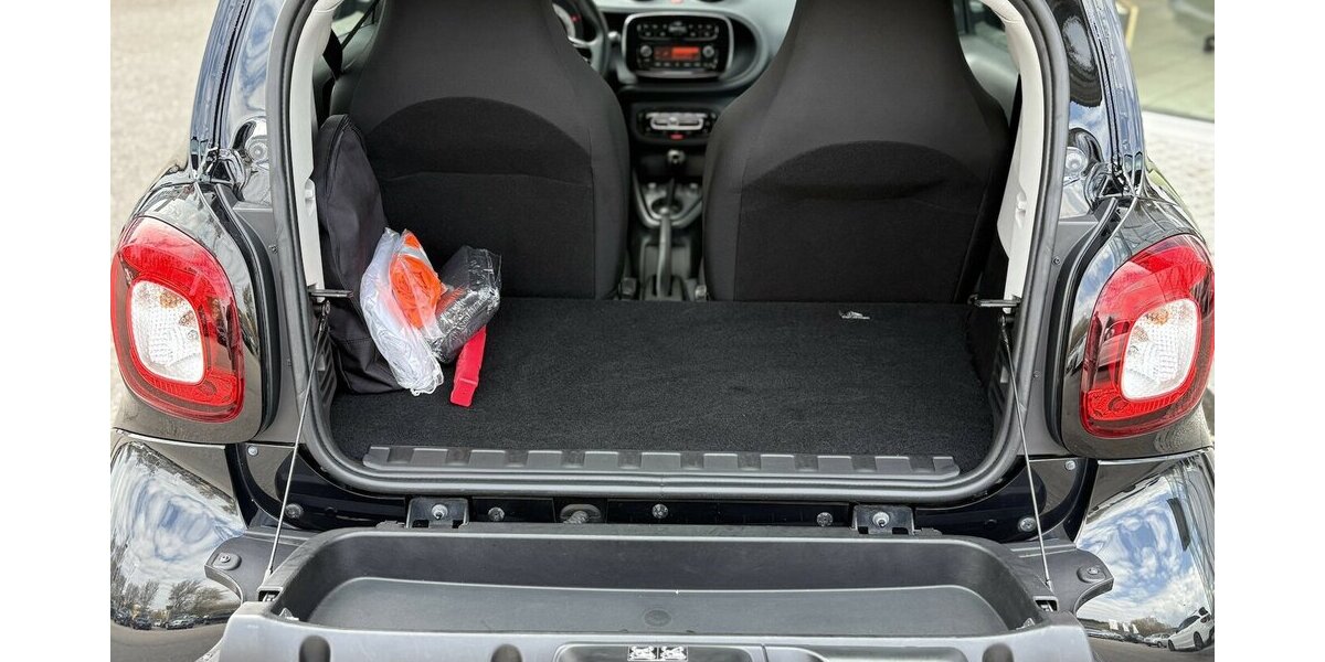 Smart ForTwo EQ Coupe SITZHEIZUNG/BLUETOOTH/ISO/1.HAND 21.989 km 9.900 &euro; Villingen-Schwenningen 78054