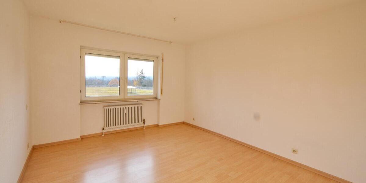 Helle 3,5 Zimmer-Erdgeschosswohnung mit eigenem Eingang, Balkon und TG-Stellplatz - Erdgeschoßwohnung Villingen-Schwenningen Schwenningen | Angebot:23555221