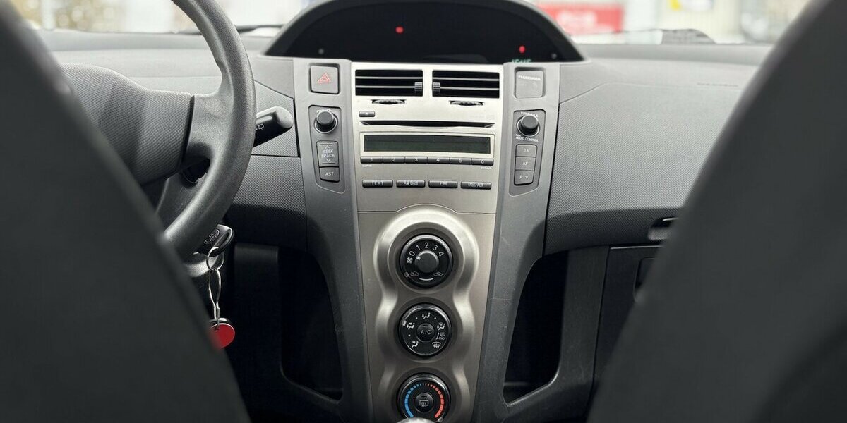 Toyota Yaris 1.0 Cool/KLIMAANLAGE/5-TÜRIG/SCHECKHEFT 112.981 km 4.900 &euro; Villingen-Schwenningen 78054