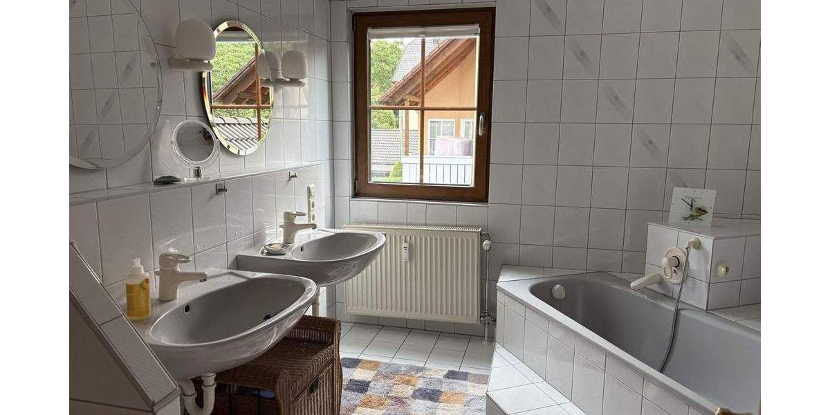 Doppelhaushälfte Unterkirnach - 5 Zimmer, 224 m&sup2;, 420.000&euro; | Angebot:25775601