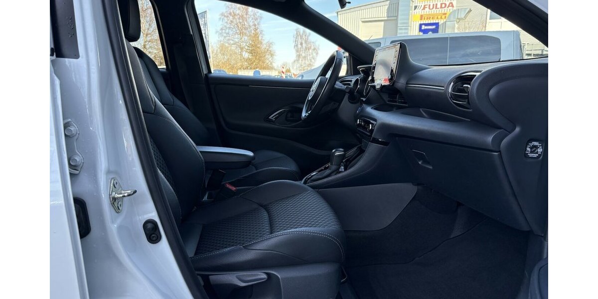 Toyota Yaris 1.5 Hybrid Black&White DAB/KAMERA/1.HAND 29.792 km 18.900 &euro; Villingen-Schwenningen 78054