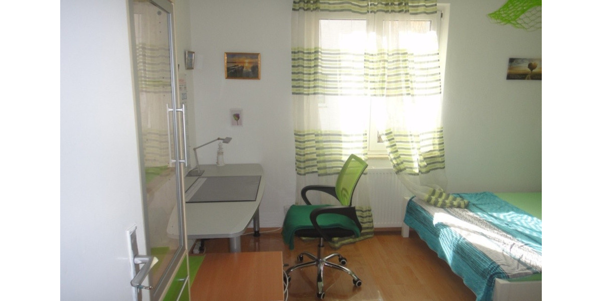 Etagenwohnung Villingen-Schwenningen Schwenningen - 16 Zimmer, 70 m&sup2;, 300&euro; | Angebot:25370375