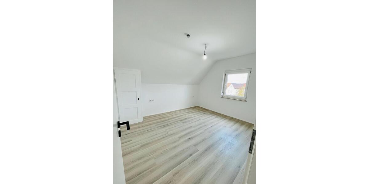 Dachgeschoßwohnung Trossingen - 4.5 Zimmer, 100 m&sup2;, 900&euro; | Angebot:23595540