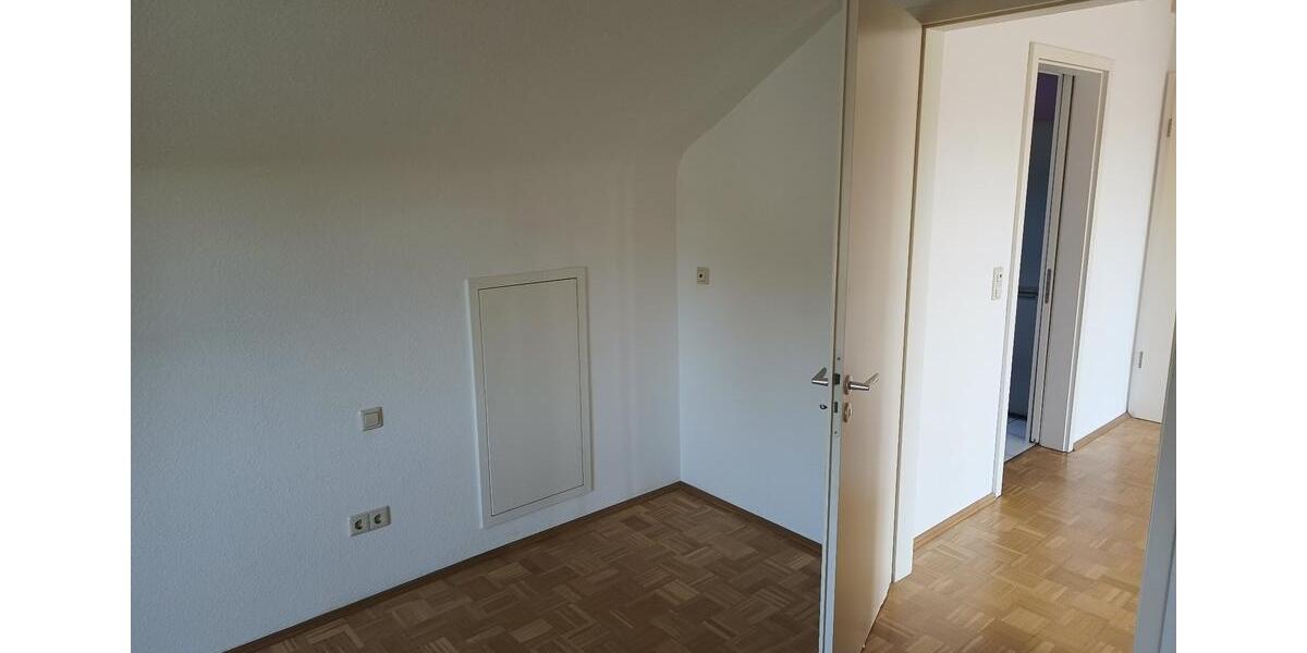 Dachgeschoßwohnung Villingen-Schwenningen Schwenningen - 3.5 Zimmer, 100 m&sup2;, 850&euro; | Angebot:26004494