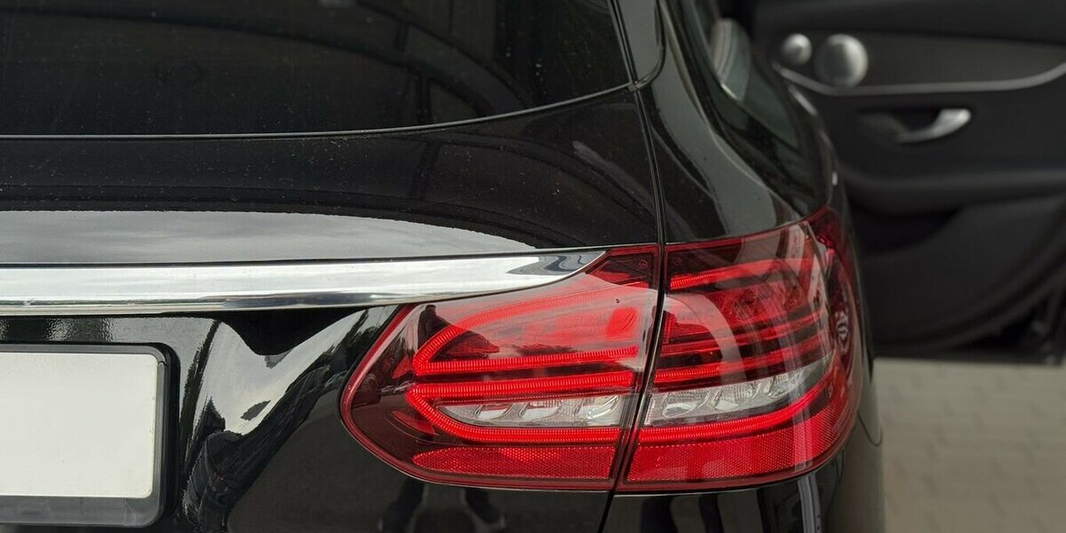 Mercedes-Benz C 180 AVANTGARDE/BURMESTER/KAMERA/HEAD UP/LEDER 72.347 km 25.900 &euro; Villingen-Schwenningen 78054