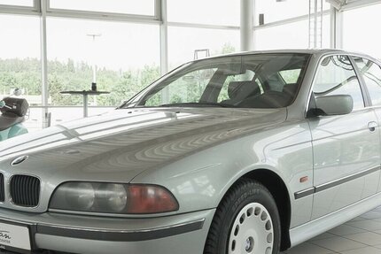 BMW 520i KLIMAAUTOMATIK/SOMMERREIFEN NEU/33 T KM 33.100 km 10.900 &euro; Villingen-Schwenningen 78054