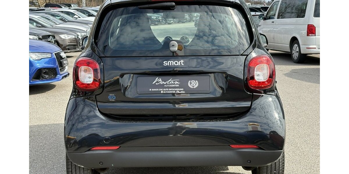 Smart ForTwo EQ Coupe SITZHEIZUNG/BLUETOOTH/ISO/1.HAND 21.989 km 9.900 &euro; Villingen-Schwenningen 78054