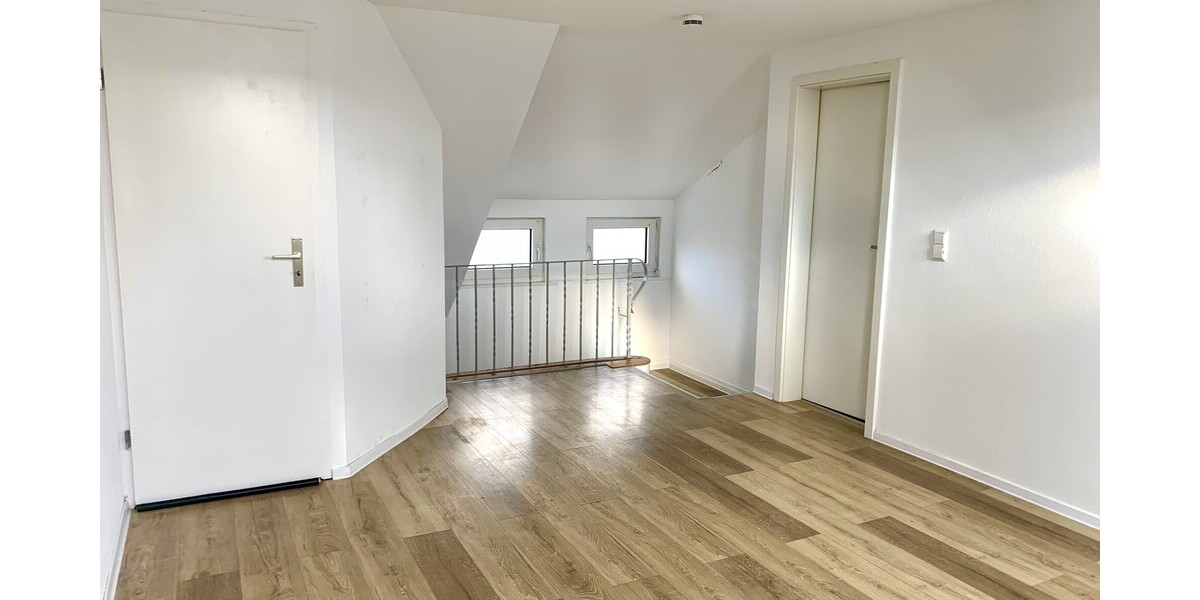 Über 6% Brutto-RENDITE, top renoviert & gut vermietet! Attraktive 2,5 Zimmer-Dachgeschosswohnung mit Stellplatz - Dachgeschoßwohnung Villingen-Schwenningen Schwenningen | Angebot:25376509