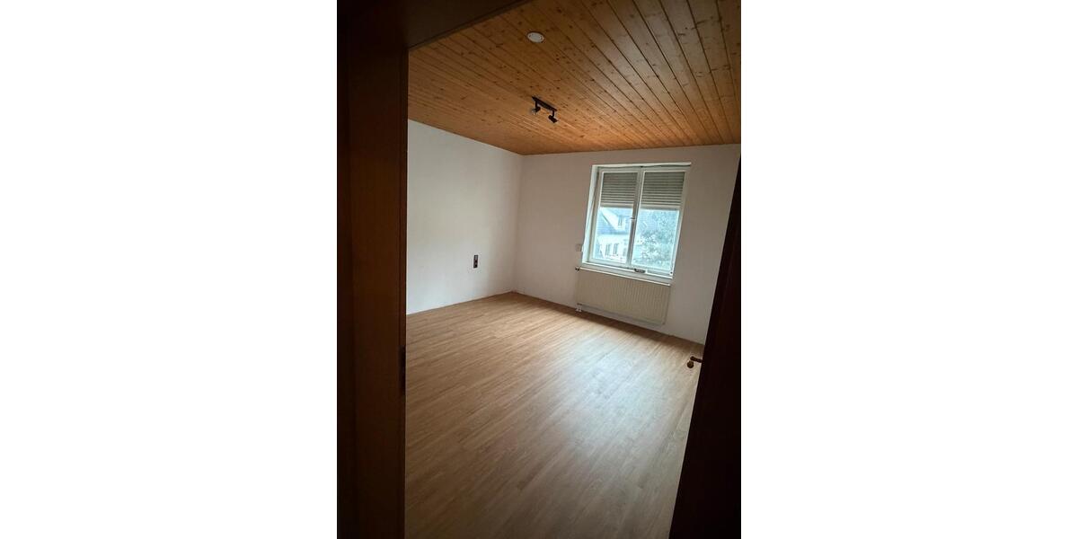 Erdgeschoßwohnung Tuttlingen - 3 Zimmer, 160 m&sup2;, 1.500&euro; | Angebot:25334977