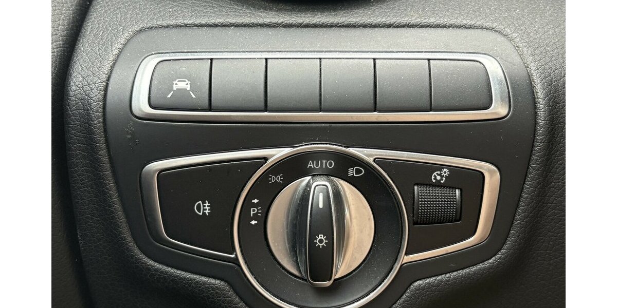 Mercedes-Benz C 200 AMG KAMERA/NAVI/CARPLAY/NIGHT/SHZ/ACC/AHK 73.254 km 24.800 &euro; Villingen-Schwenningen 78054