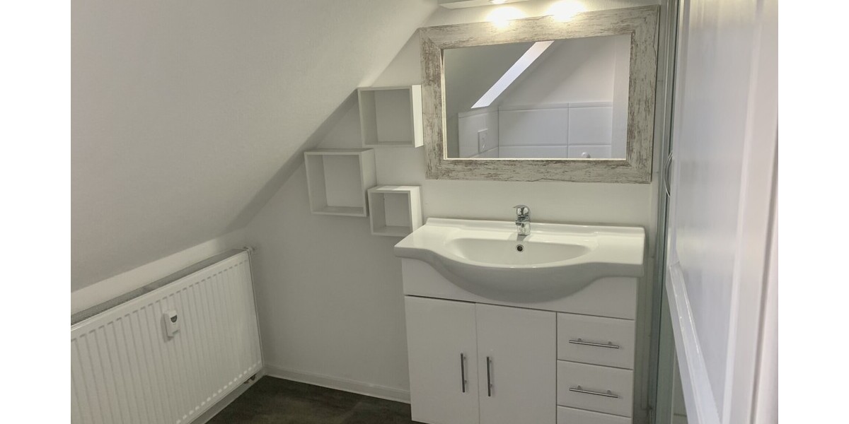 Über 6% Brutto-RENDITE, top renoviert & gut vermietet! Attraktive 2,5 Zimmer-Dachgeschosswohnung mit Stellplatz - Dachgeschoßwohnung Villingen-Schwenningen Schwenningen | Angebot:25376509