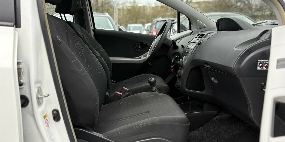 Toyota Yaris 1.0 Cool/KLIMAANLAGE/5-TÜRIG/SCHECKHEFT 112.981 km 4.900 &euro; Villingen-Schwenningen 78054