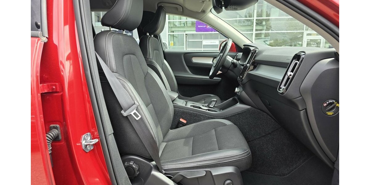 Volvo XC40 T4 MOMENTUM AWD/KLIMA/LEDER/ PRO-PAKET/LED 52.808 km 26.900 &euro; Villingen-Schwenningen 78054