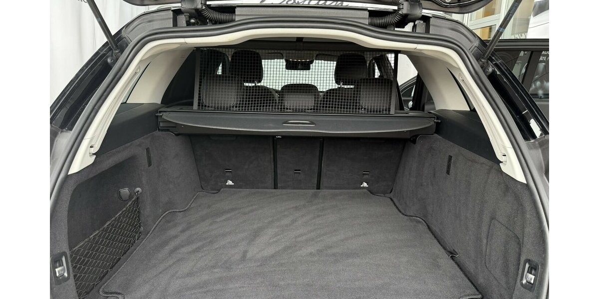 Mercedes-Benz C 180 AVANTGARDE/BURMESTER/KAMERA/HEAD UP/LEDER 72.347 km 25.900 &euro; Villingen-Schwenningen 78054