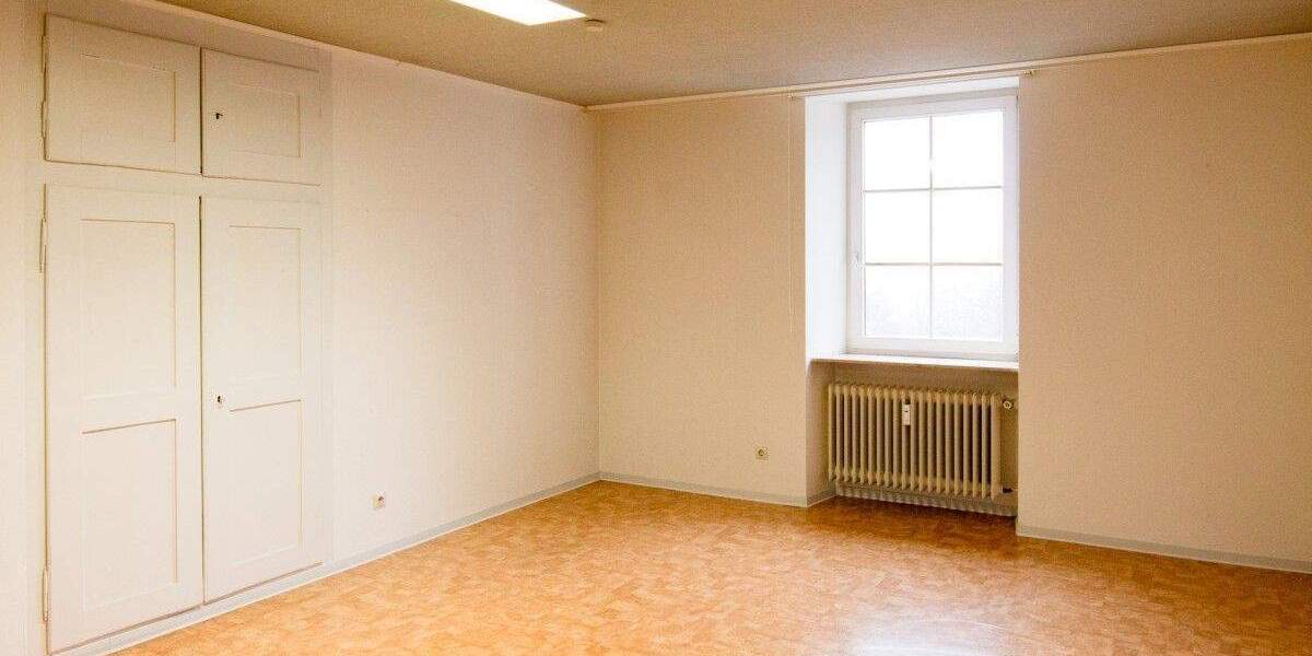 Etagenwohnung Bonndorf - 8 Zimmer, 250.000&euro; | Angebot:25695640