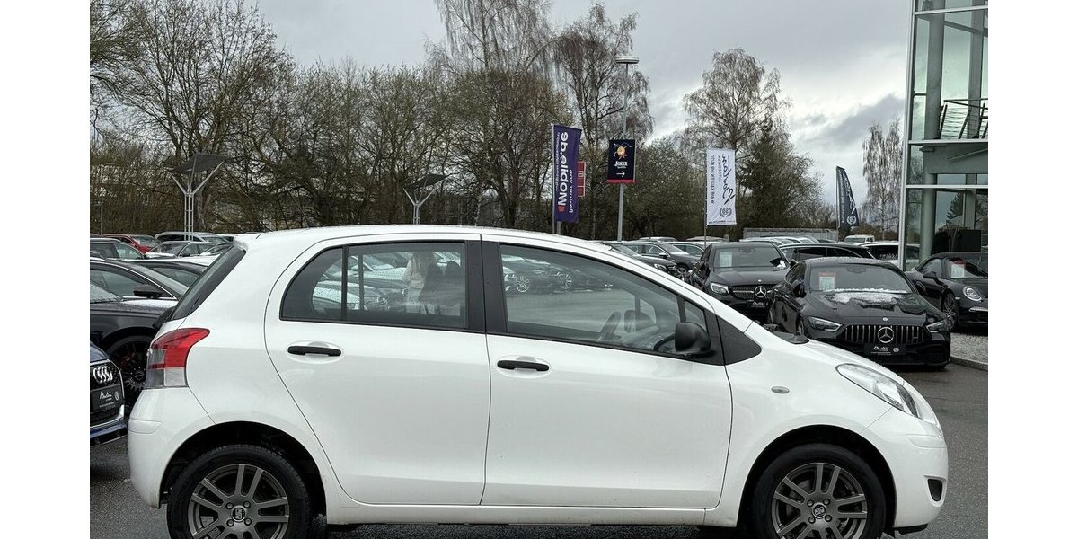 Toyota Yaris 1.0 Cool/KLIMAANLAGE/5-TÜRIG/SCHECKHEFT 112.981 km 4.900 &euro; Villingen-Schwenningen 78054