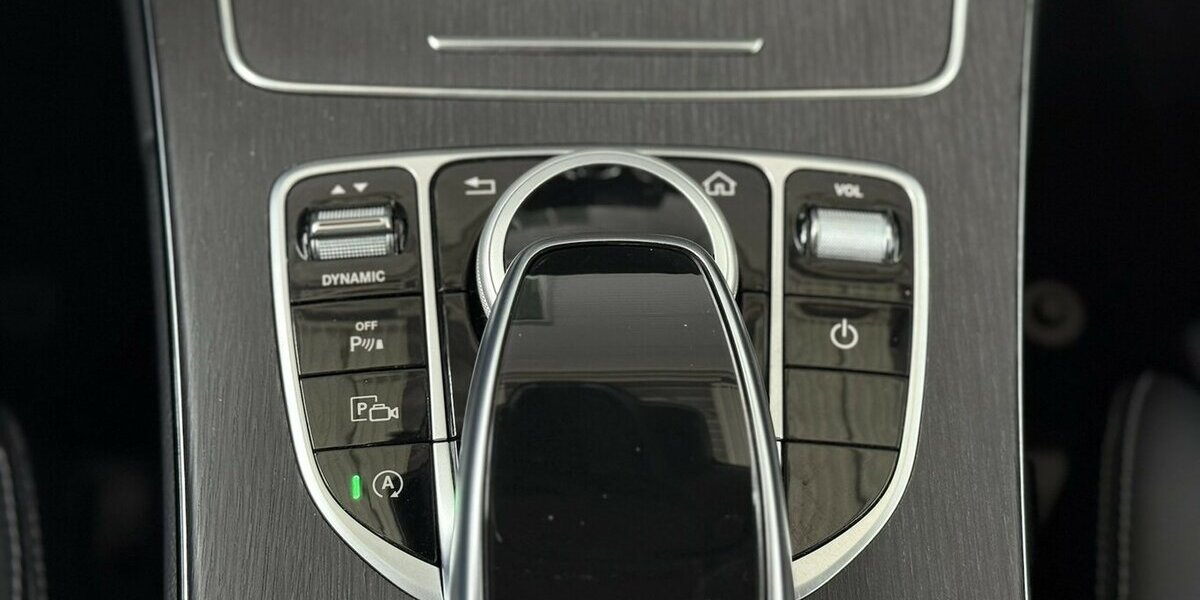 Mercedes-Benz C 180 AVANTGARDE/BURMESTER/KAMERA/HEAD UP/LEDER 72.347 km 25.900 &euro; Villingen-Schwenningen 78054