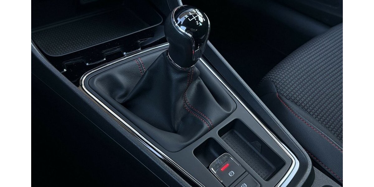 Seat Leon Sports Tourer FR KAMERA/CARPLAY/SHZ/1.HAND 53.232 km 18.900 &euro; Villingen-Schwenningen 78054