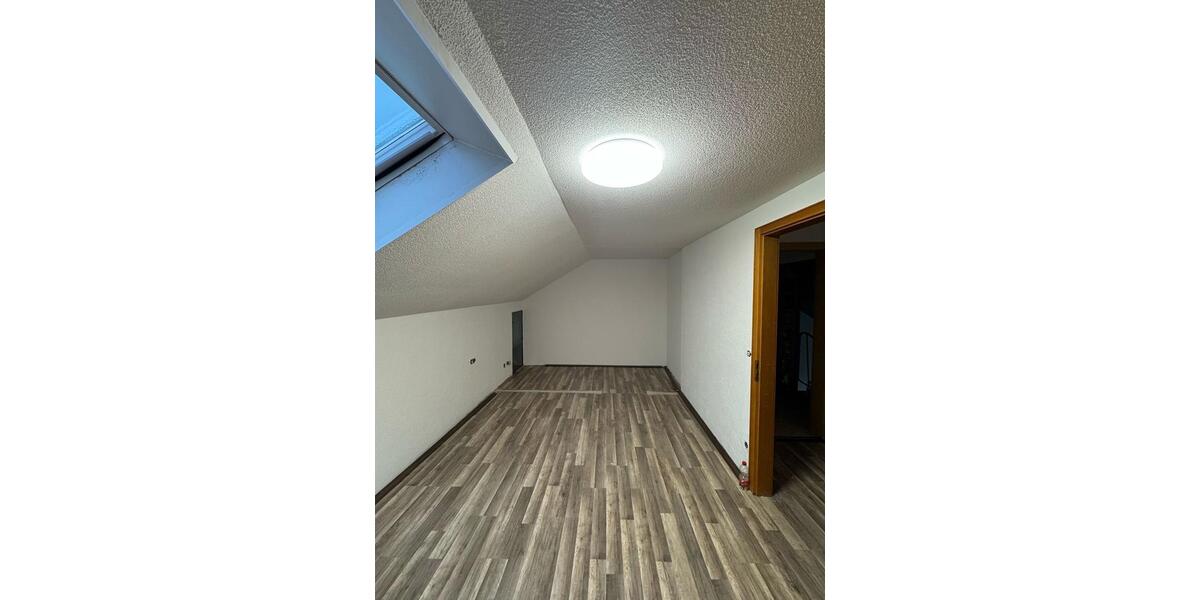 Dachgeschoßwohnung Tuttlingen - 3 Zimmer, 80 m&sup2;, 700&euro; | Angebot:25852575
