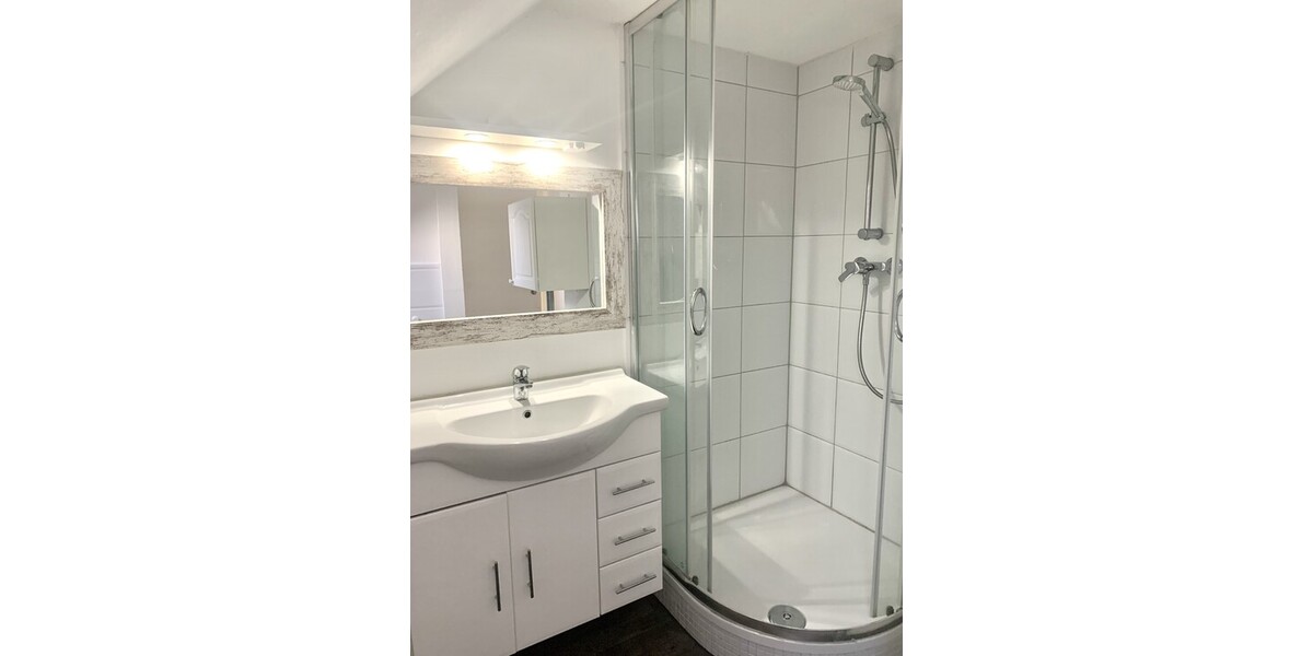 Über 6% Brutto-RENDITE, top renoviert & gut vermietet! Attraktive 2,5 Zimmer-Dachgeschosswohnung mit Stellplatz - Dachgeschoßwohnung Villingen-Schwenningen Schwenningen | Angebot:25376509