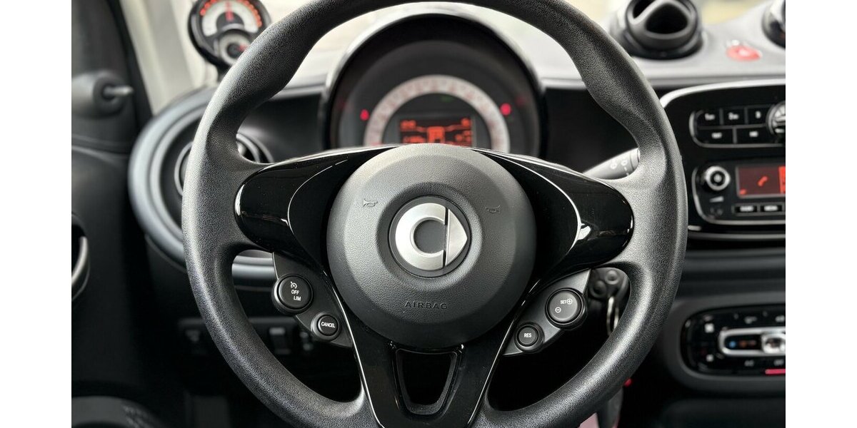Smart ForTwo EQ Coupe SITZHEIZUNG/BLUETOOTH/ISO/1.HAND 21.989 km 9.900 &euro; Villingen-Schwenningen 78054