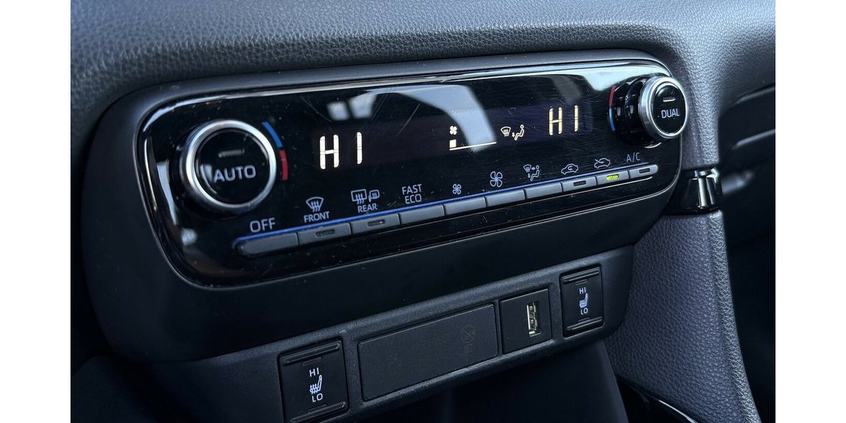 Toyota Yaris 1.5 Hybrid Black&White DAB/KAMERA/1.HAND 29.792 km 18.900 &euro; Villingen-Schwenningen 78054