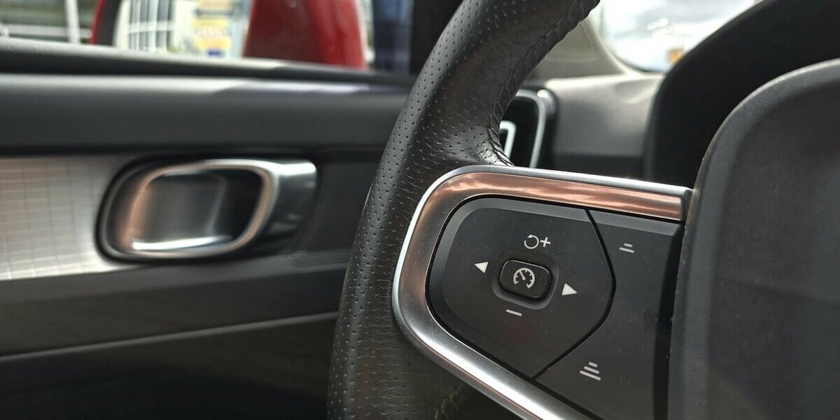 Volvo XC40 T4 MOMENTUM AWD/KLIMA/LEDER/ PRO-PAKET/LED 52.808 km 26.900 &euro; Villingen-Schwenningen 78054