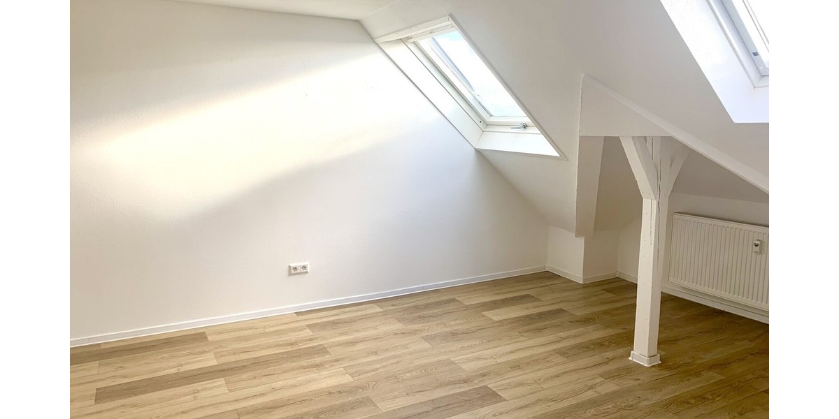 Über 6% Brutto-RENDITE, top renoviert & gut vermietet! Attraktive 2,5 Zimmer-Dachgeschosswohnung mit Stellplatz - Dachgeschoßwohnung Villingen-Schwenningen Schwenningen | Angebot:25376509