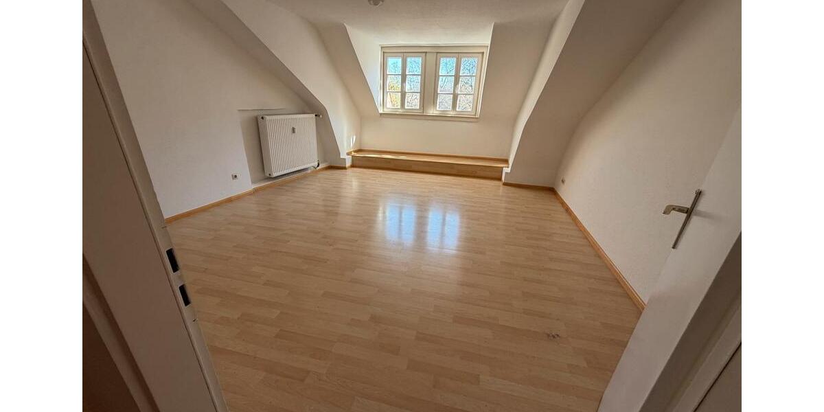 Dachgeschoßwohnung Villingen-Schwenningen Schwenningen - 3 Zimmer, 105 m&sup2;, 890&euro; | Angebot:26272312