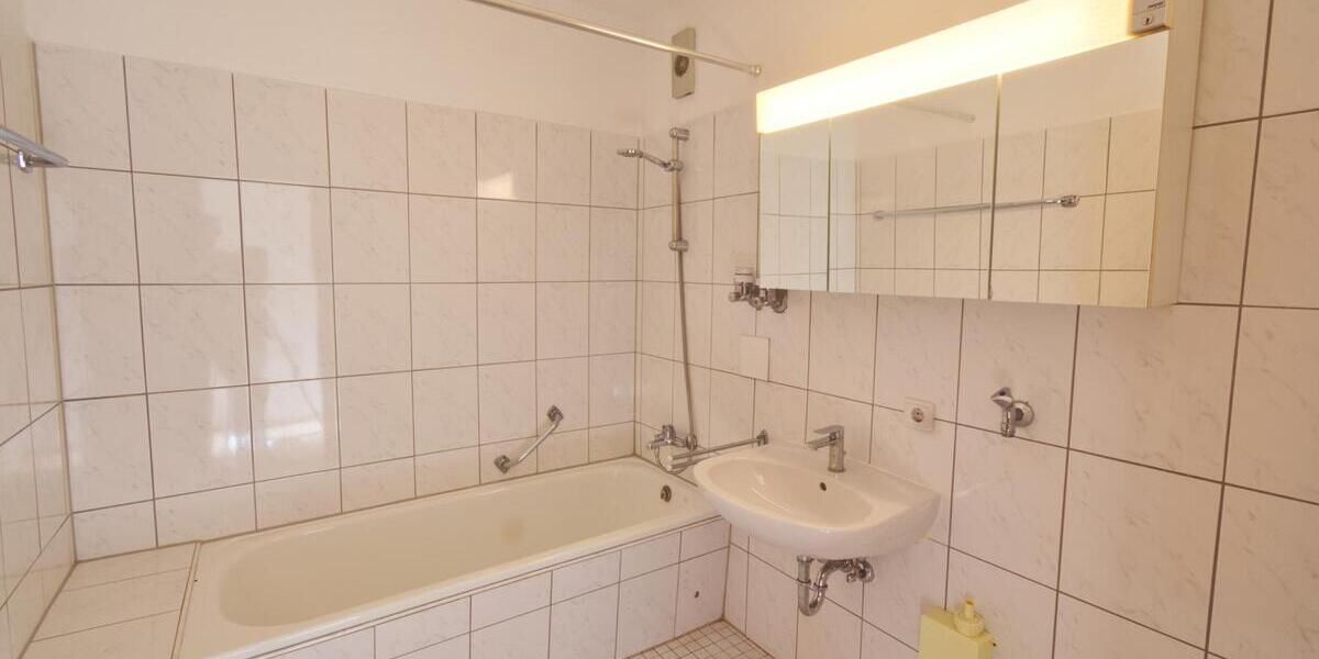 Helle 3,5 Zimmer-Erdgeschosswohnung mit eigenem Eingang, Balkon und TG-Stellplatz - Erdgeschoßwohnung Villingen-Schwenningen Schwenningen | Angebot:23555221