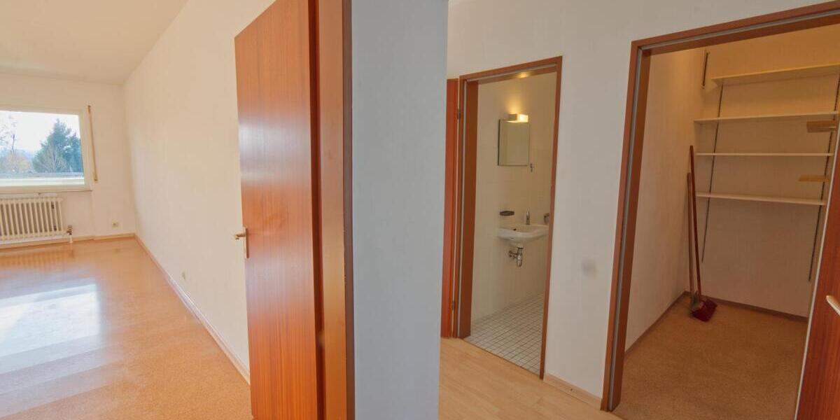 Helle 3,5 Zimmer-Erdgeschosswohnung mit eigenem Eingang, Balkon und TG-Stellplatz - Erdgeschoßwohnung Villingen-Schwenningen Schwenningen | Angebot:23555221